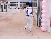 小姐姐踢气球,小姐姐的欢乐踢球瞬间